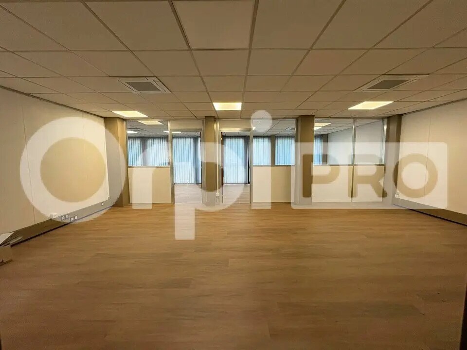 Office in Moissy-Cramayel for lease Interior Photo- Image 1 of 13