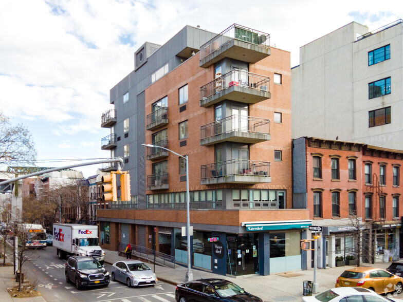 Corner of Court ST and 9th portefeuille de 2 propriétés à vendre sur LoopNet.ca - Photo principale - Image 1 de 1