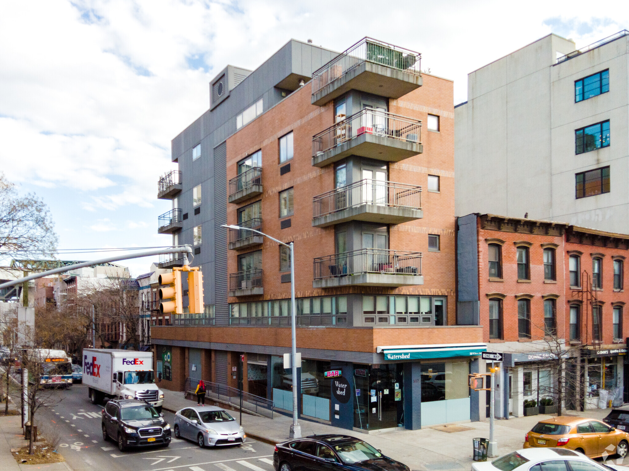 Corner of Court ST and 9th portefeuille de 2 propriétés à vendre sur LoopNet.ca Photo principale- Image 1 de 2