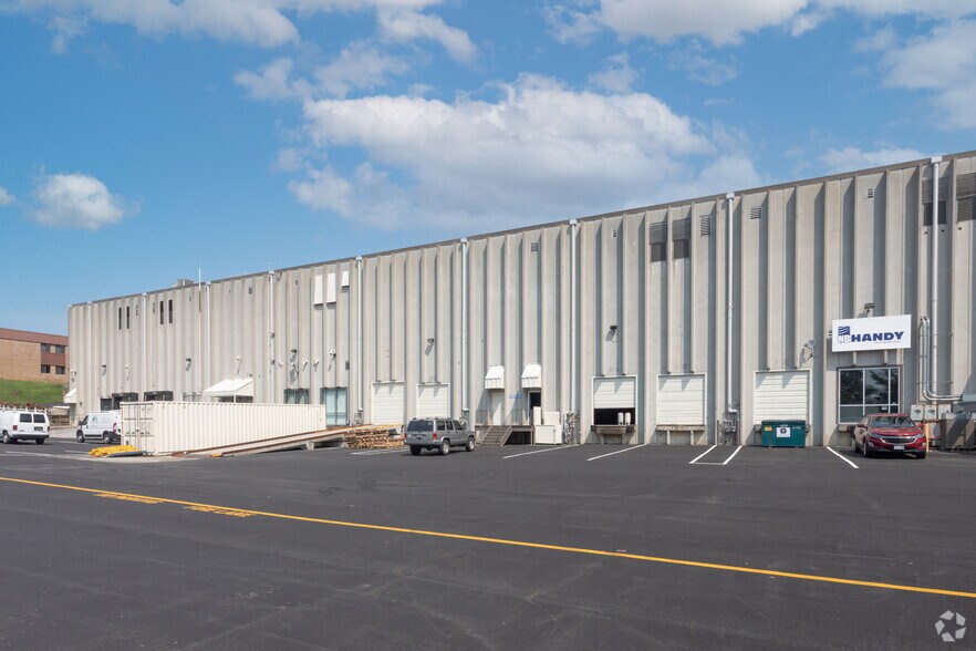 7401 Fullerton Rd, Springfield, VA à louer - Photo du bâtiment - Image 3 de 4