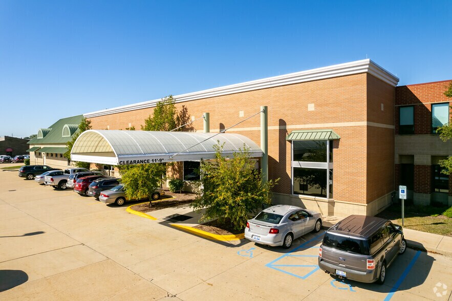 43475 Dalcoma Dr, Clinton Township, MI à vendre - Photo du bâtiment - Image 2 de 25