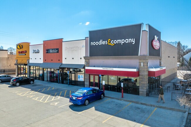Plus de détails pour 5824-5832 Douglas Ave, Des Moines, IA - Commerce de détail à louer