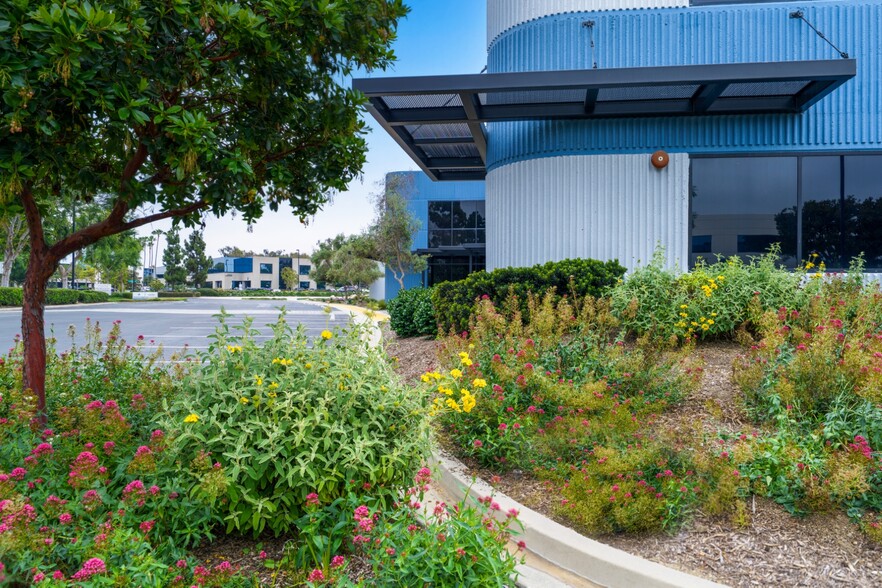 5931 Priestly Dr, Carlsbad, CA à louer - Photo du bâtiment - Image 2 de 10