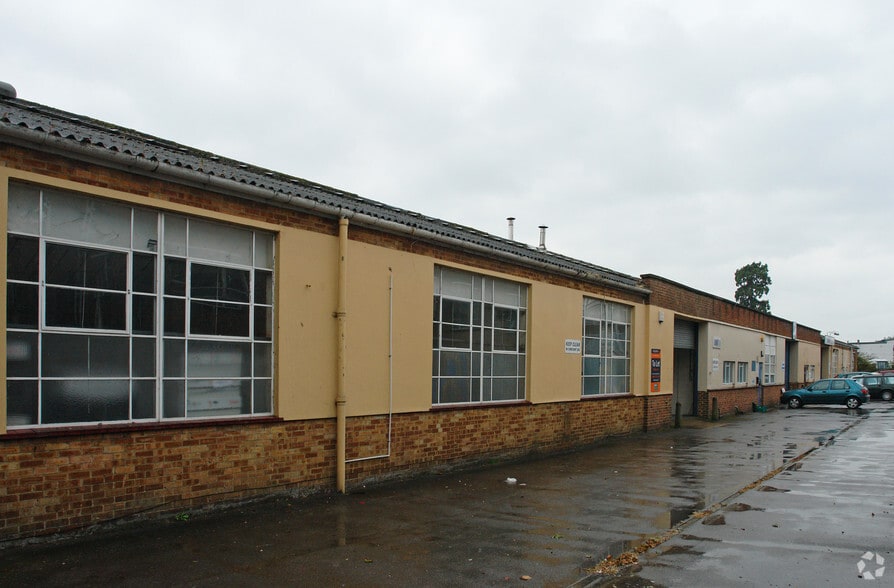 Armfield Clos, West Molesey for lease - Building Photo - Image 3 of 5