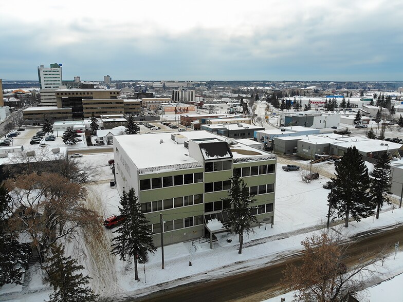 4915 54th St, Red Deer, AB à vendre - Photo principale - Image 1 de 14