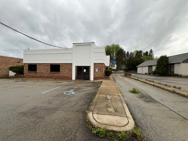 1306 Memorial Blvd, Connellsville, PA à louer - Photo du bâtiment - Image 1 de 11