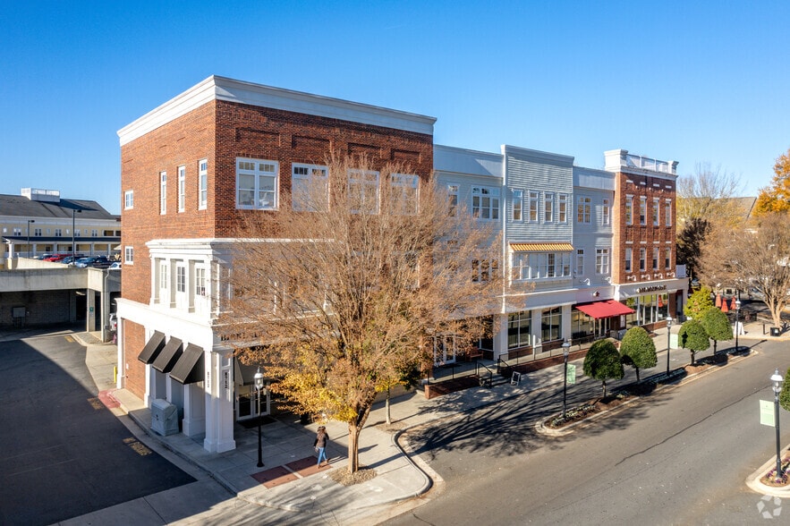8712 Lindholm Dr, Huntersville, NC for lease - Primary Photo - Image 1 of 8