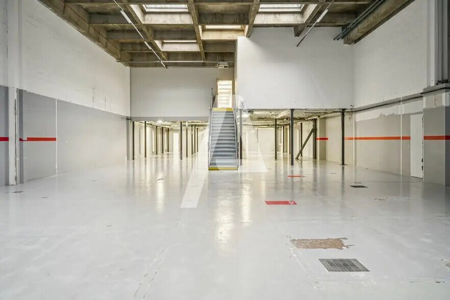 Flex in Rungis for lease - Interior Photo - Image 1 of 5