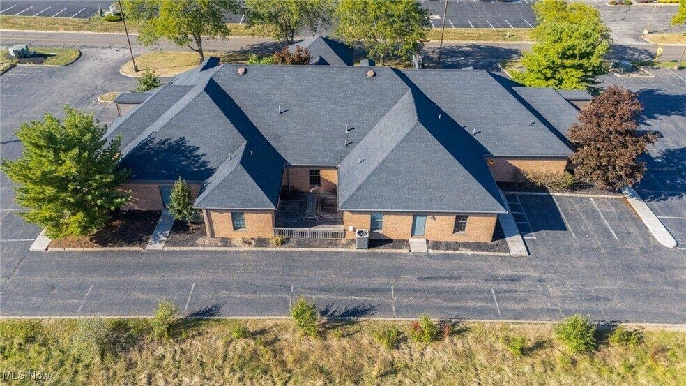 925 Trailwood Dr, Youngstown, OH à vendre - Photo du bâtiment - Image 2 de 32