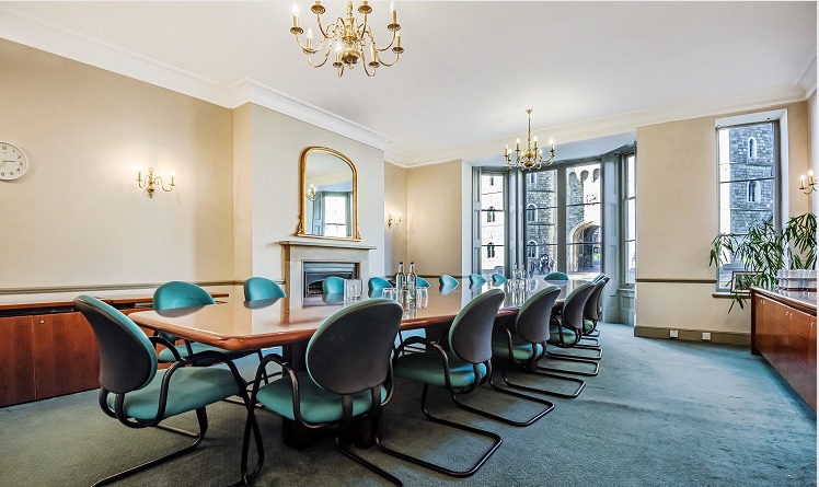 Castle Hl, Windsor for lease - Interior Photo - Image 3 of 10