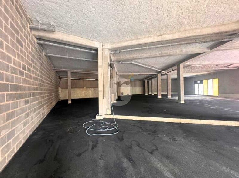 Retail in Wattrelos for lease - Building Photo - Image 1 of 5