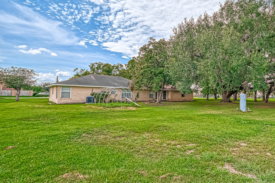 8713 Wayfarer Ln, Houston, TX for sale - Building Photo - Image 3 of 32