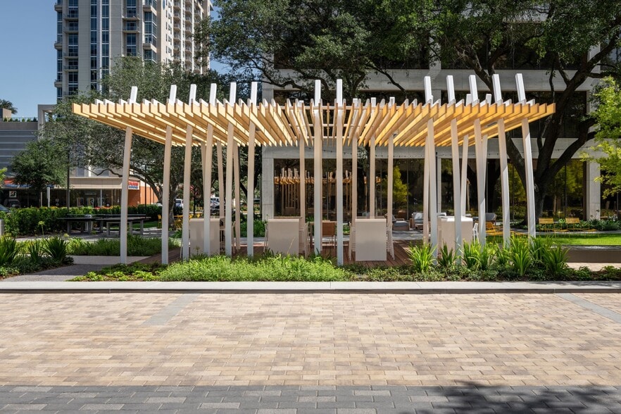 5333 Westheimer Rd, Houston, TX for lease - Building Photo - Image 2 of 23