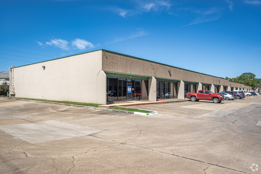 11391 Meadowglen Ln, Houston, TX à louer - Photo du bâtiment - Image 3 de 7