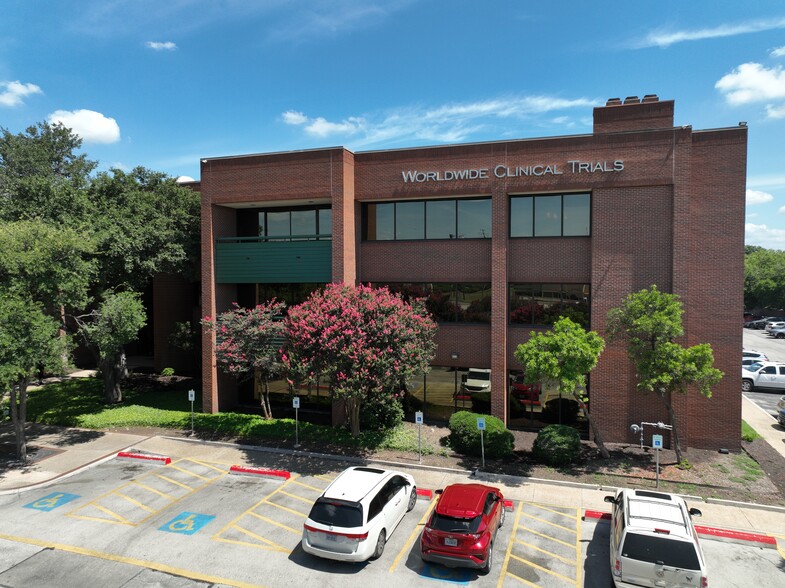 2455 NE Loop 410, San Antonio, TX à louer - Photo du bâtiment - Image 1 de 8