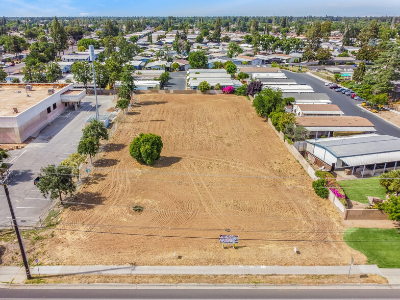 2740 W Ashlan Ave, Fresno, CA à vendre - Photo du bâtiment - Image 2 de 9