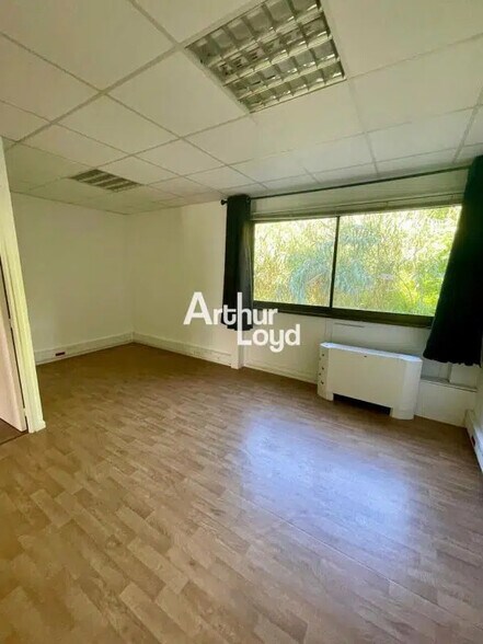 Office in Saint-Laurent-du-Var for lease - Interior Photo - Image 3 of 7
