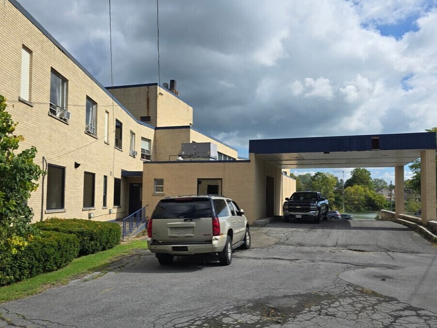 2 Fall St, Seneca Falls, NY à vendre Photo principale- Image 1 de 12