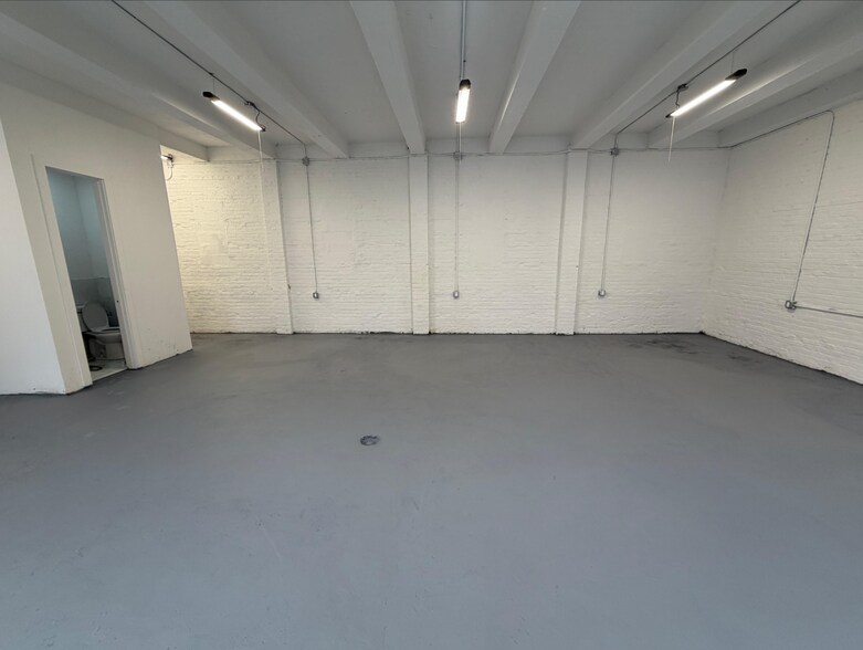 847 Knickerbocker Ave, Brooklyn, NY à louer - Photo du bâtiment - Image 3 de 8