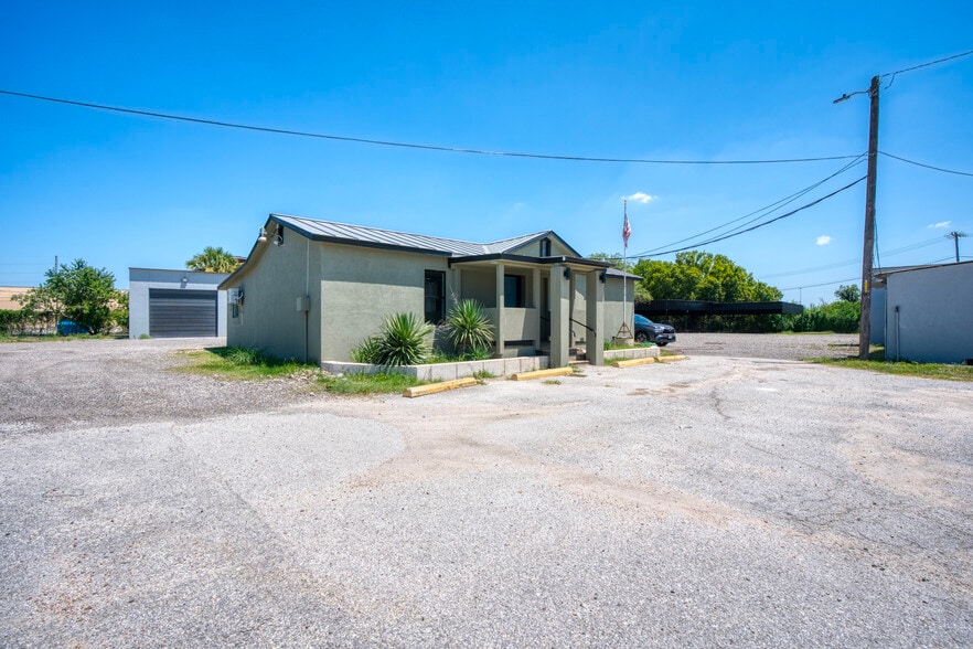 1402 Hoefgen Ave, San Antonio, TX for lease - Building Photo - Image 2 of 14