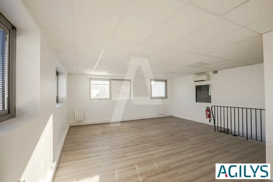 Flex in Chilly-Mazarin for lease - Interior Photo - Image 2 of 7