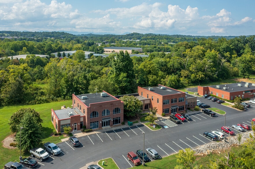 2575 Willow Point Way, Knoxville, TN à vendre - Photo du bâtiment - Image 3 de 25