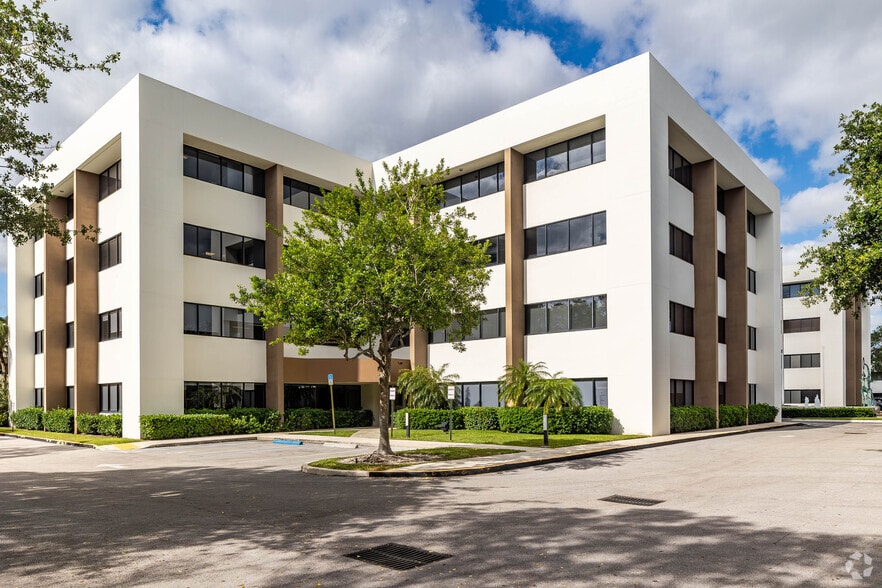 1900 NW Corporate Blvd, Boca Raton, FL for lease - Building Photo - Image 2 of 7