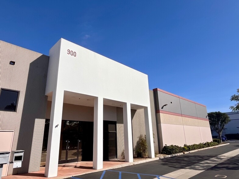 900-910 Graves Ave, Oxnard, CA for sale - Primary Photo - Image 1 of 5