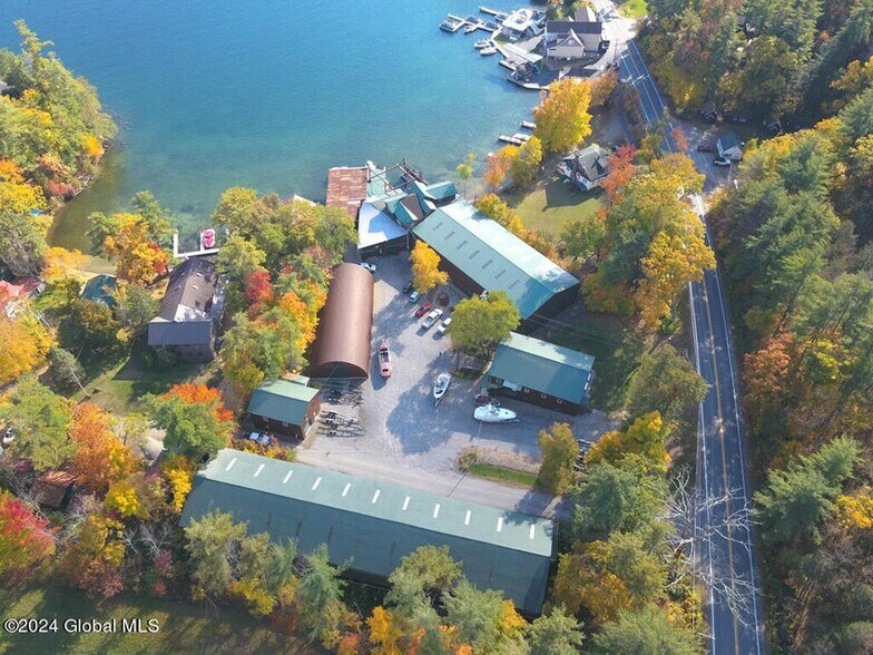 8 Delaware Ave, Silver Bay, NY à vendre - Photo du bâtiment - Image 2 de 35
