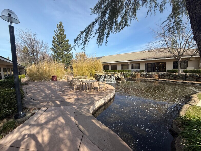 1156 Suncast Ln, El Dorado Hills, CA à louer - Photo du bâtiment - Image 3 de 12