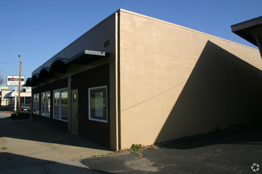 8131-8133 Wornall Rd, Kansas City, MO for lease - Building Photo - Image 2 of 7