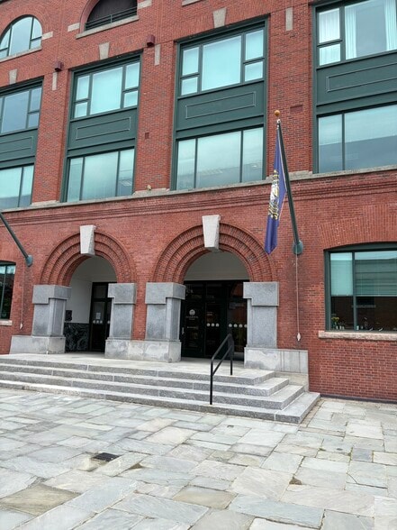 1 Harbour Pl, Portsmouth, NH à louer - Photo du bâtiment - Image 2 de 13