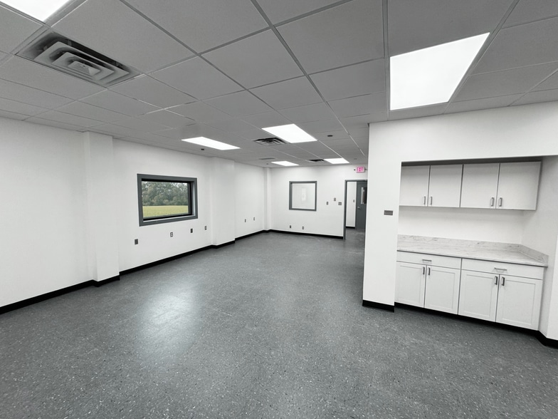 1689 E Front St, Logan, OH for lease - Interior Photo - Image 3 of 5