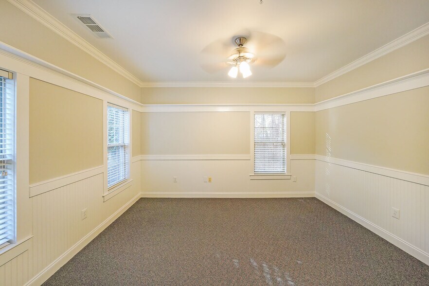 Building 1800: Units 1820, 1830, 1840 portefeuille de 3 propriétés à vendre sur LoopNet.ca - Photo du bâtiment - Image 3 de 13