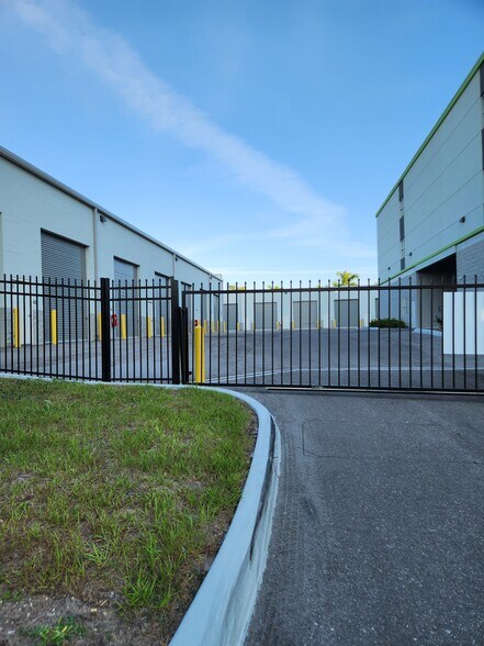 3031 Palm Beach Blvd, Fort Myers, FL à louer - Photo du bâtiment - Image 3 de 9