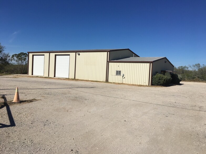 240 Welco Ln, Jourdanton, TX for lease - Building Photo - Image 2 of 3