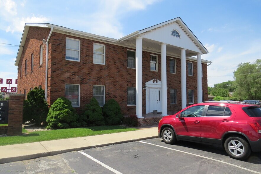 131 Ridge Rd, Munster, IN à louer - Photo du bâtiment - Image 1 de 18