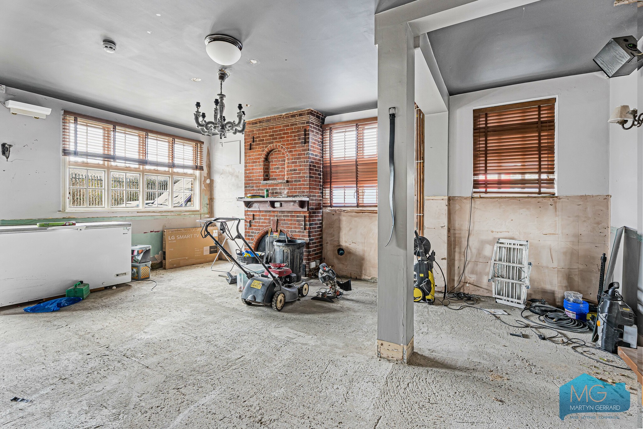 Crooked Mile, Waltham Abbey for lease Interior Photo- Image 1 of 5