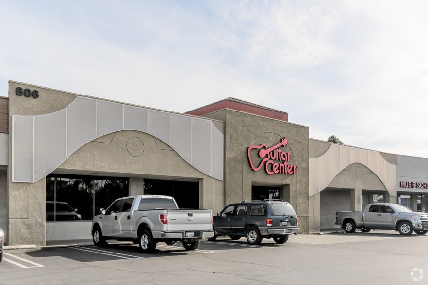 612 S Brea Blvd, Brea, CA for lease - Primary Photo - Image 1 of 8