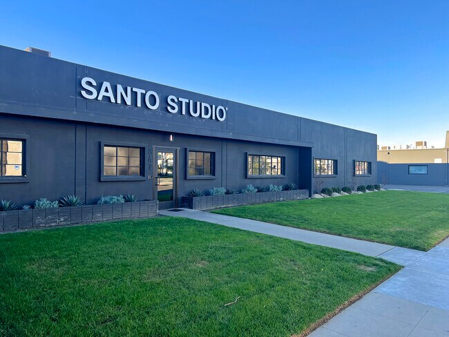 Plus de détails pour Two (2) Buildings Totaling ±20,100 SF – Industriel à vendre, Newport Beach, CA