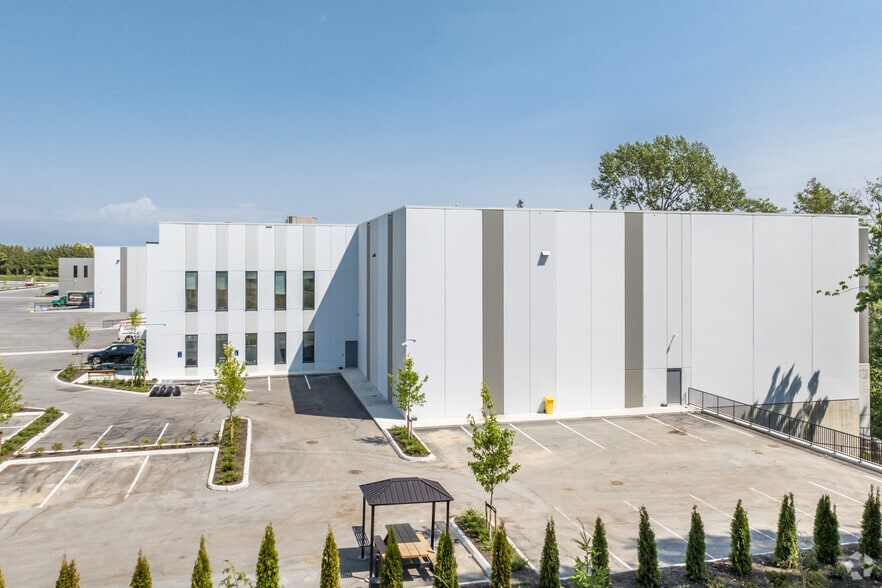 15030 54A Av, Surrey, BC à louer - Photo du bâtiment - Image 3 de 8