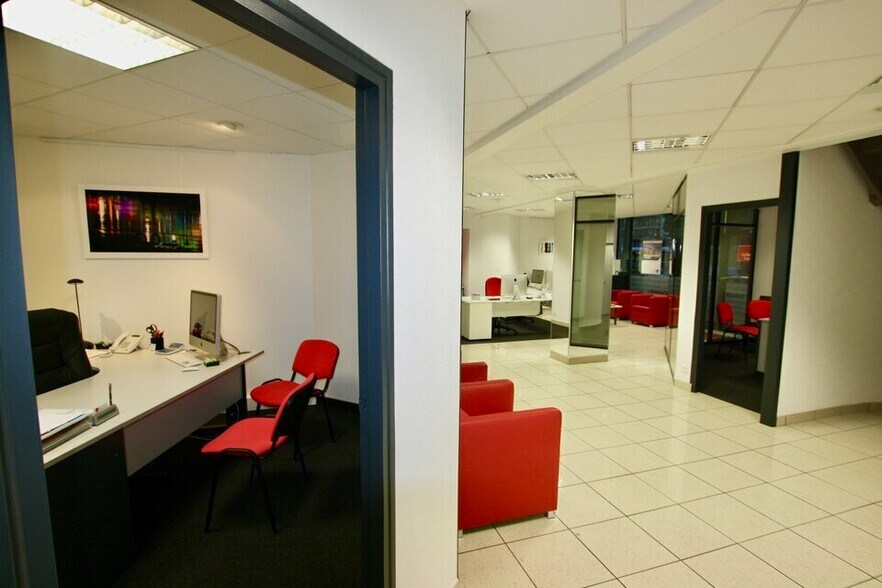 Retail in Le Havre for lease - Interior Photo - Image 2 of 3