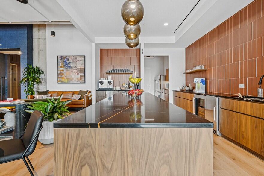 600 S Tryon St, Charlotte, NC à louer - Photo du bâtiment - Image 2 de 12