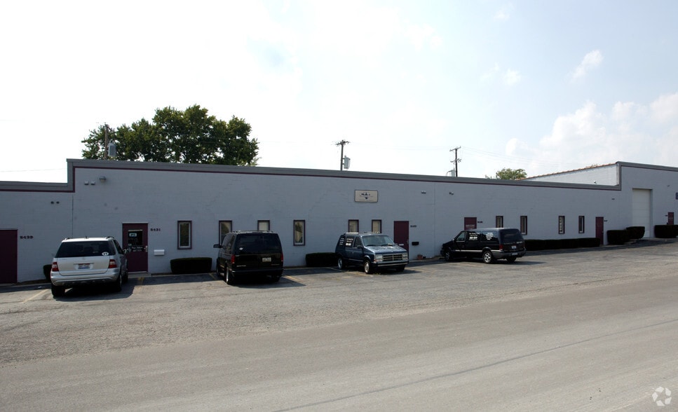 5423-5445 Schultz Dr, Sylvania, OH à louer - Photo du bâtiment - Image 3 de 6