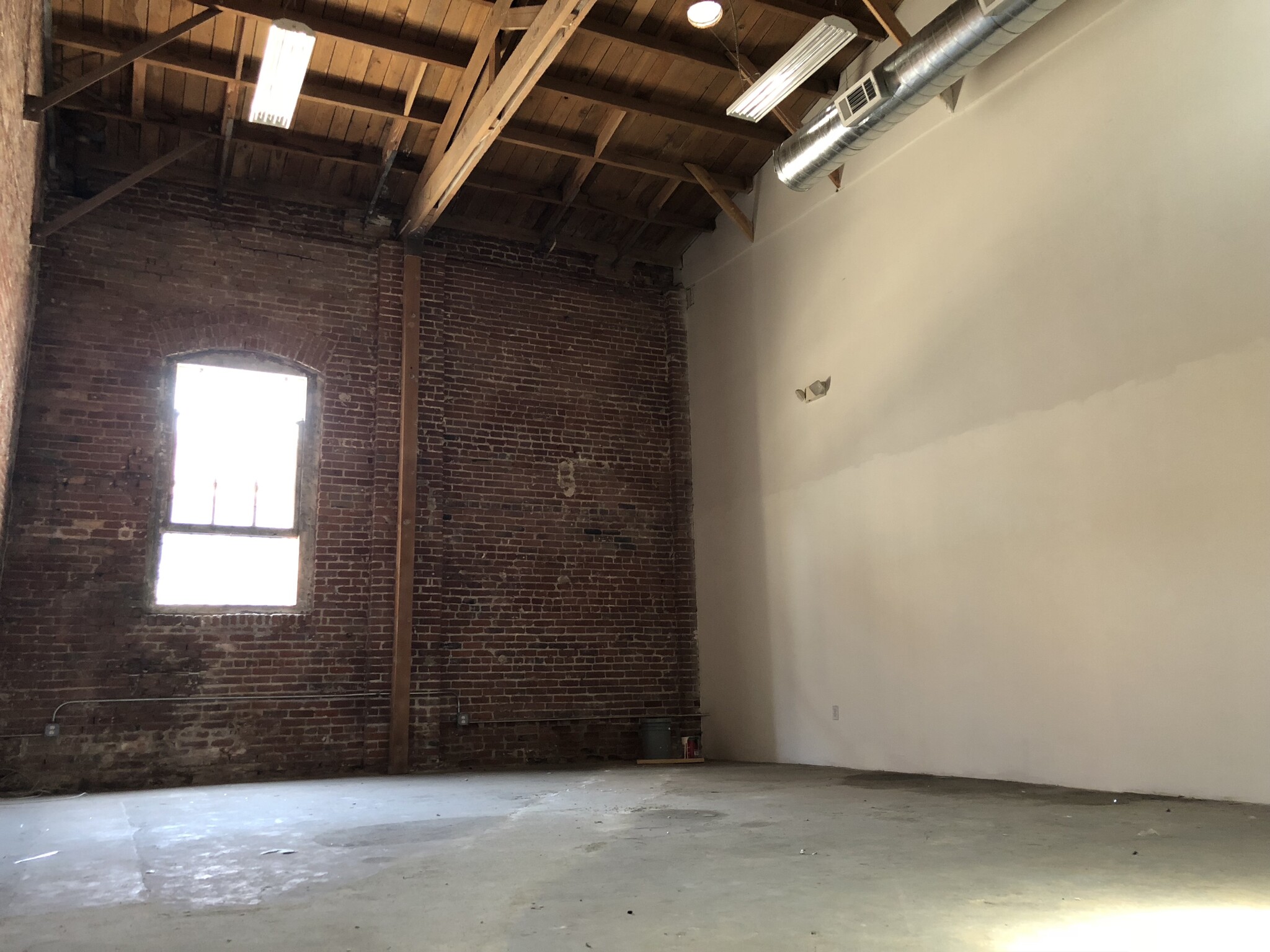 2035 Bay St, Los Angeles, CA for lease Interior Photo- Image 1 of 4