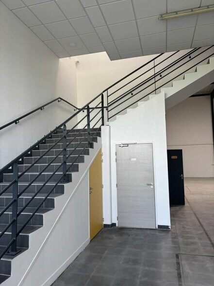 Industrial in Croix for lease - Interior Photo - Image 3 of 3
