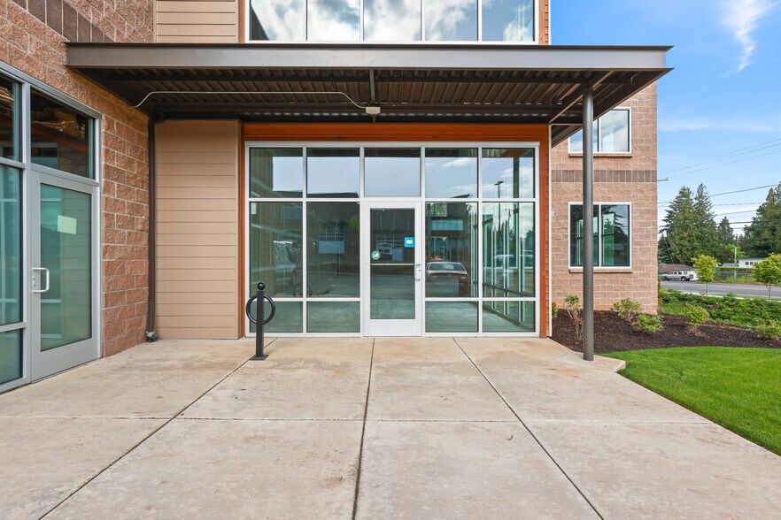 21600 SE Stark St, Gresham, OR à louer - Photo du bâtiment - Image 2 de 27