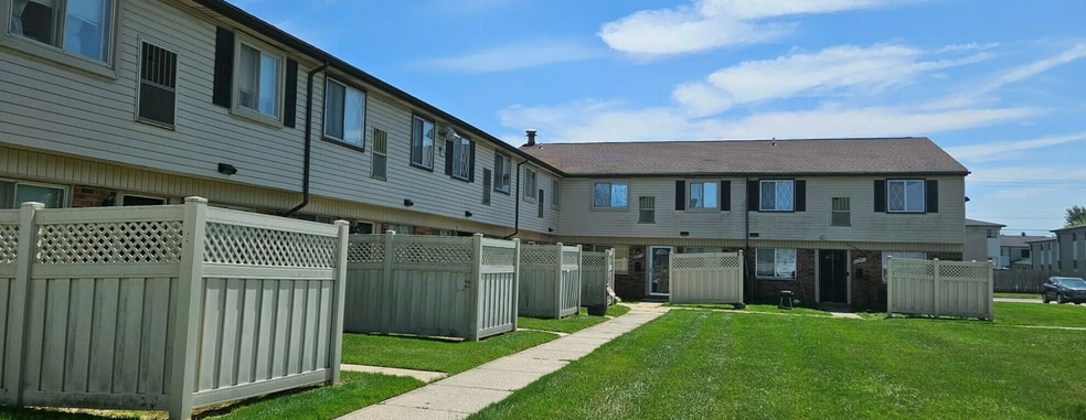 24949 Mayfair Dr, Flat Rock, MI à vendre - Photo du bâtiment - Image 2 de 2
