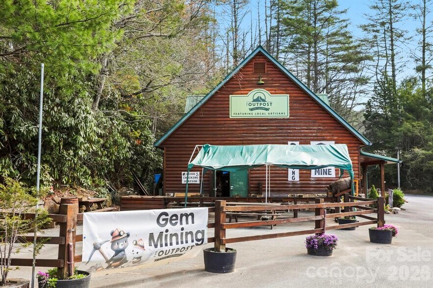 10932 Rosman Hwy, Lake Toxaway, NC à vendre - Photo du bâtiment - Image 2 de 13