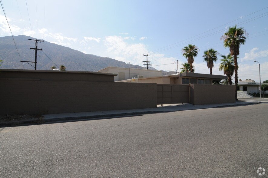 693 E Sunny Dunes Rd, Palm Springs, CA for lease - Building Photo - Image 2 of 14